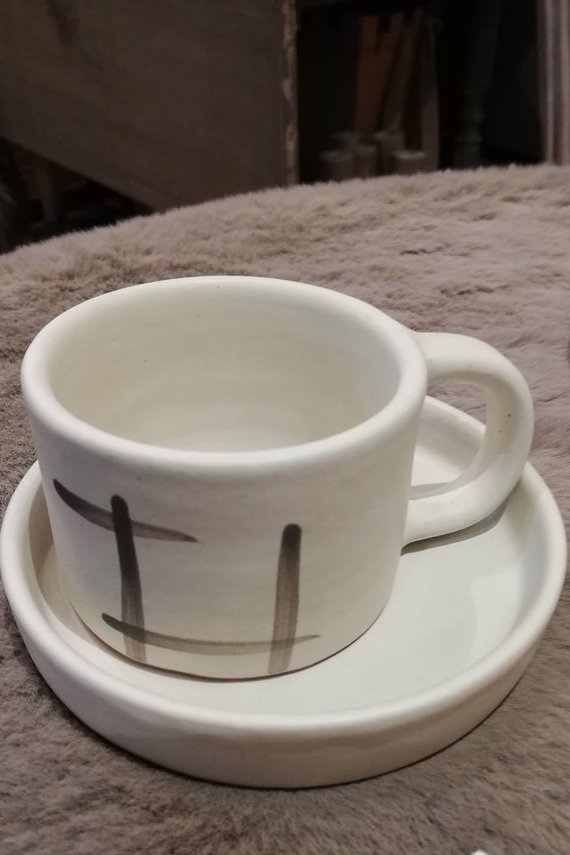Espressotasse mit Untertasse kalkfarben mit schwarzen Streifen (Töpferware handmade)
