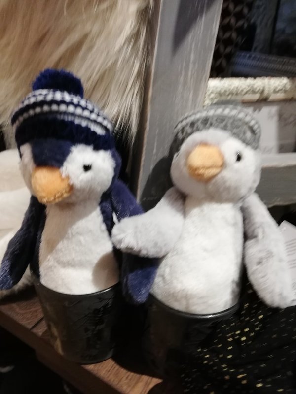 Pinguin klein mit Wollmütze grau