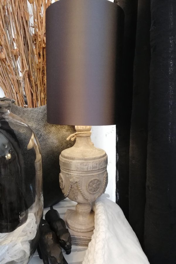 Tischlampe mit Holzfuß und Zylinderschirm, grau